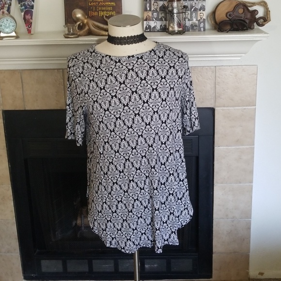 Old Navy Tops - 🚫🚫SOLD🚫🚫Old Navy Tee